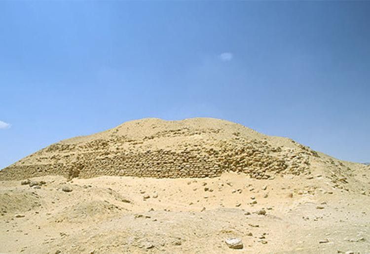 Piramide a Strati di Khaba a Zawyet el-Aryan, antico Egitto, monumento incompiuto della Terza Dinast