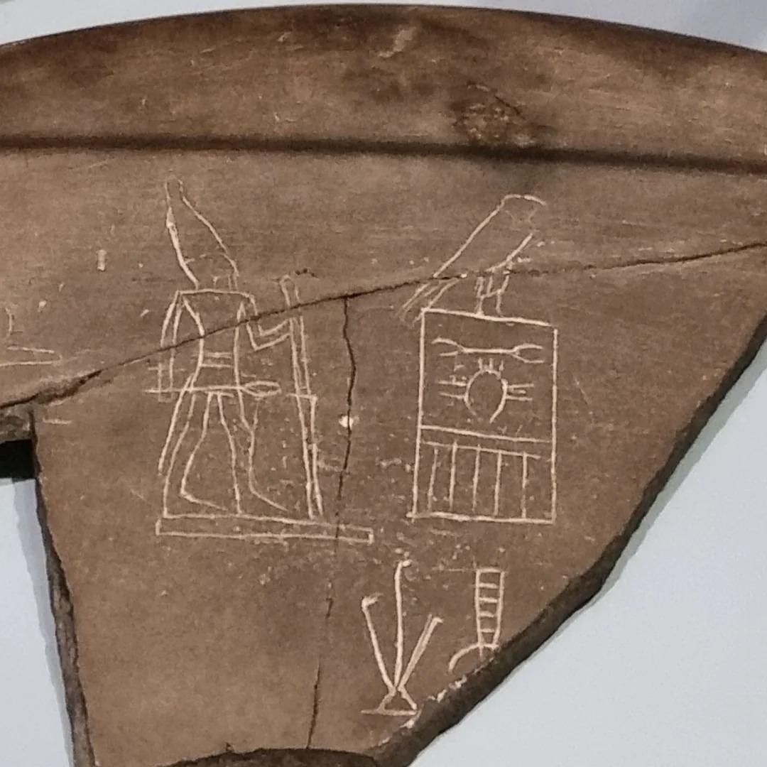 Anedjib (Adjib), faraone della Prima Dinastia egizia, raffigurato con il serekh reale e i simboli de