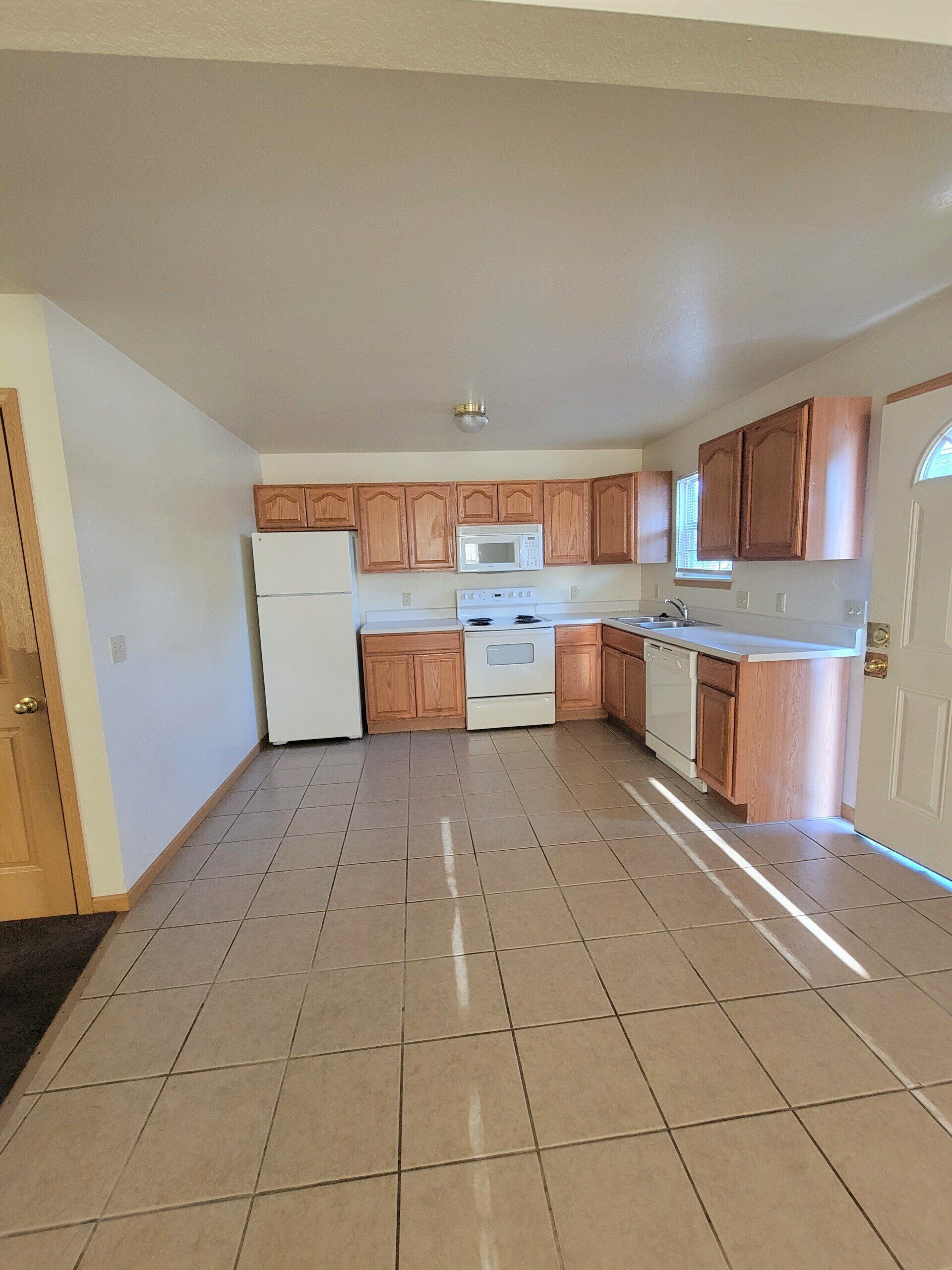 green marsh house kitchen