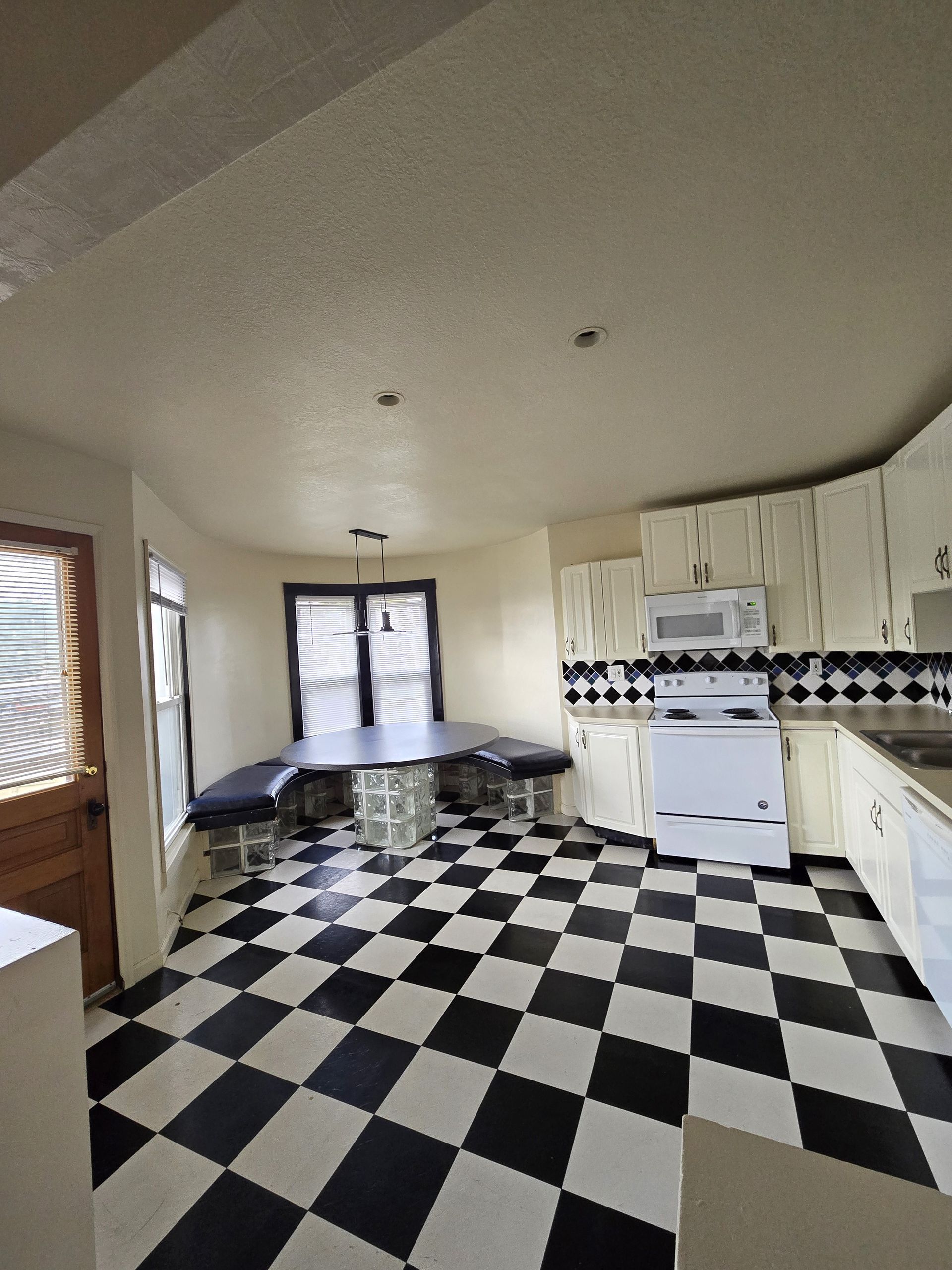 UC315.5 - Dining Kitchen