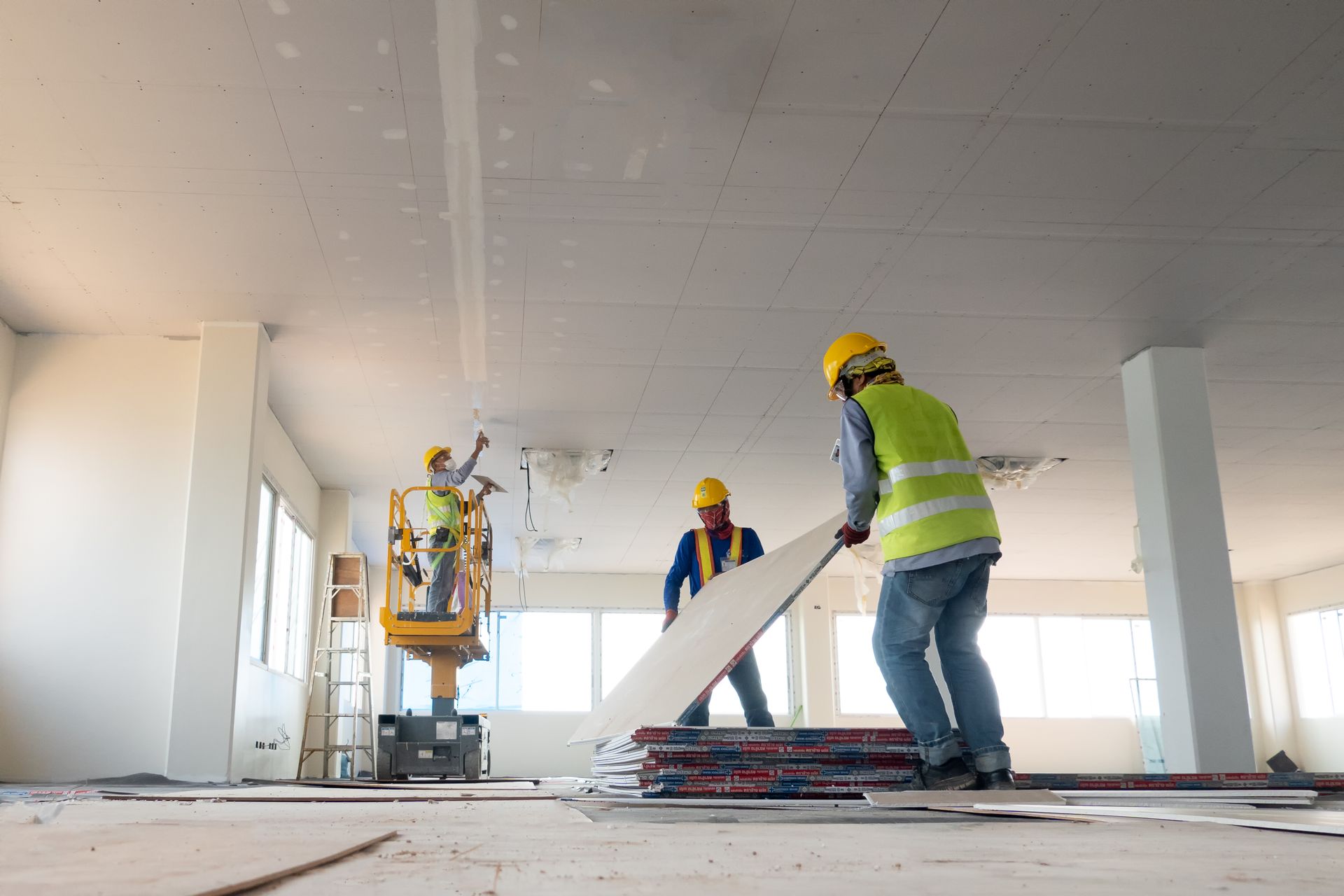 Un groupe d'ouvriers du bâtiment travaille sur un bâtiment.