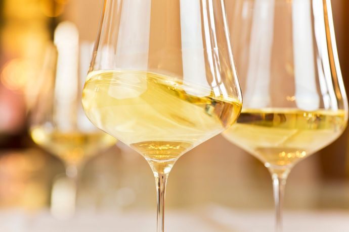 calici di vino bianco