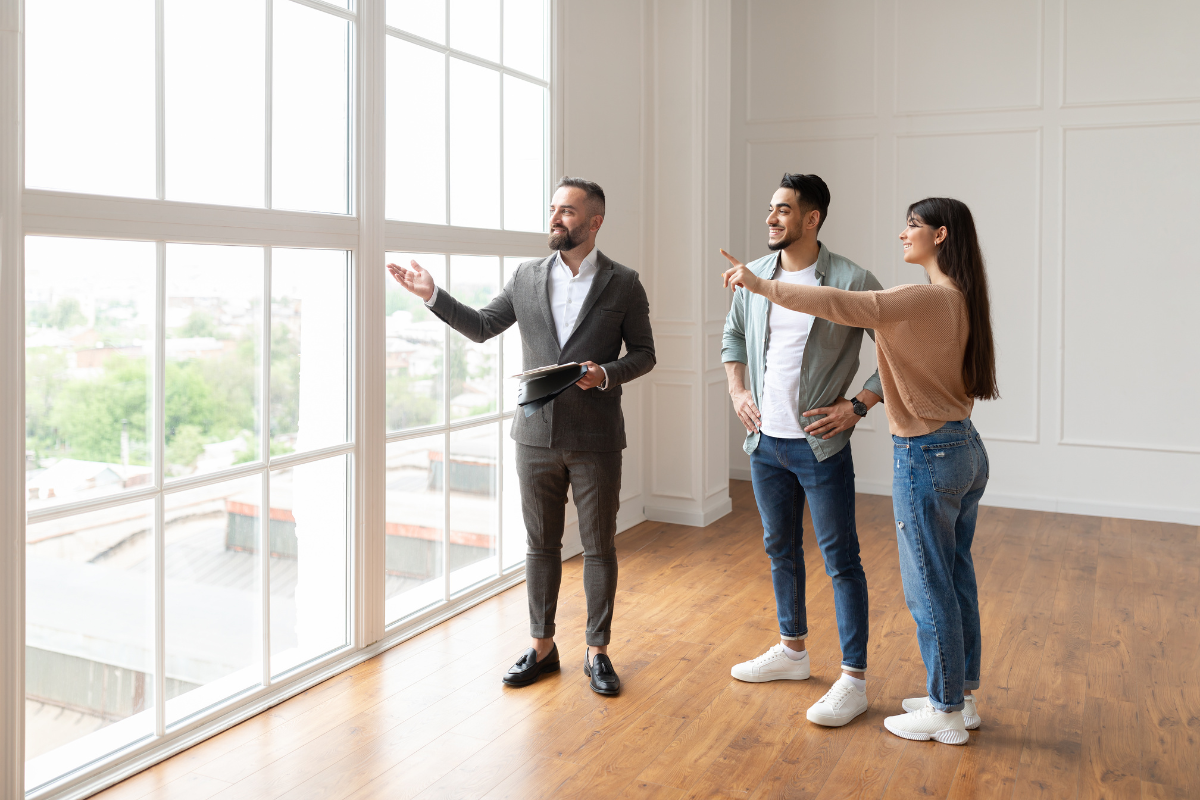 buyers agent showing house to couple
