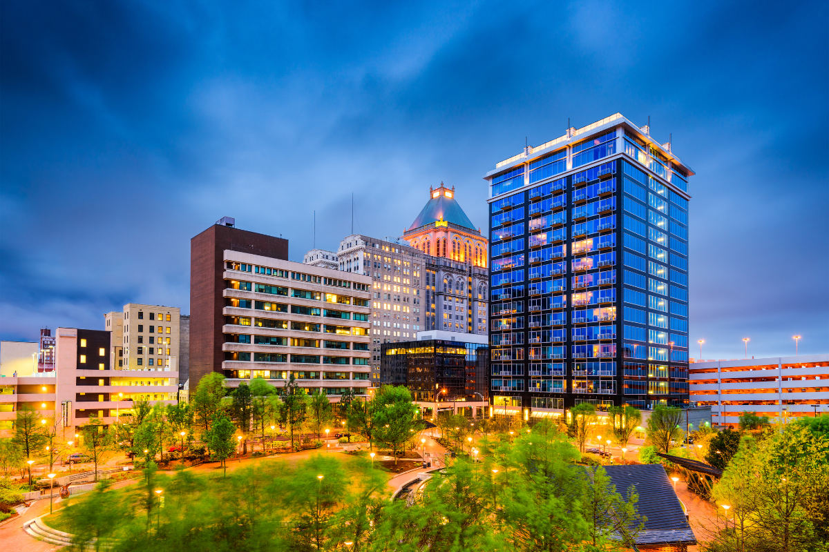 A city skyline with a large building in the middle