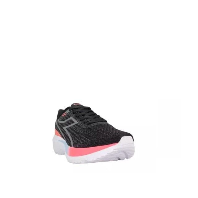 Zapatilla de running de color negro y gris con suela blanca y detalles en rosa y azul.