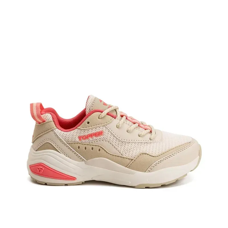 Zapatillas deportivas beige con detalles rosas y cordones color coral, mostradas sobre un fondo blanco.