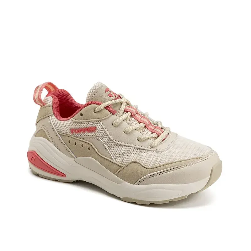 Zapatillas deportivas beige con detalles rosas y cordones color coral, mostradas sobre un fondo blanco.