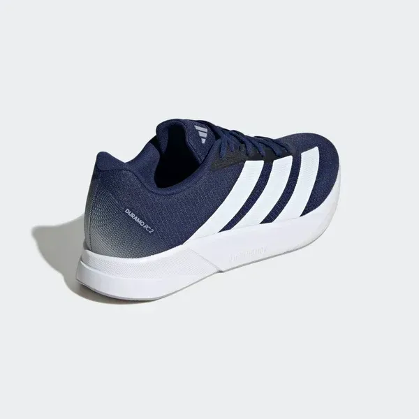 Zapatillas deportivas azul marino y blancas con tres rayas sobre fondo blanco.