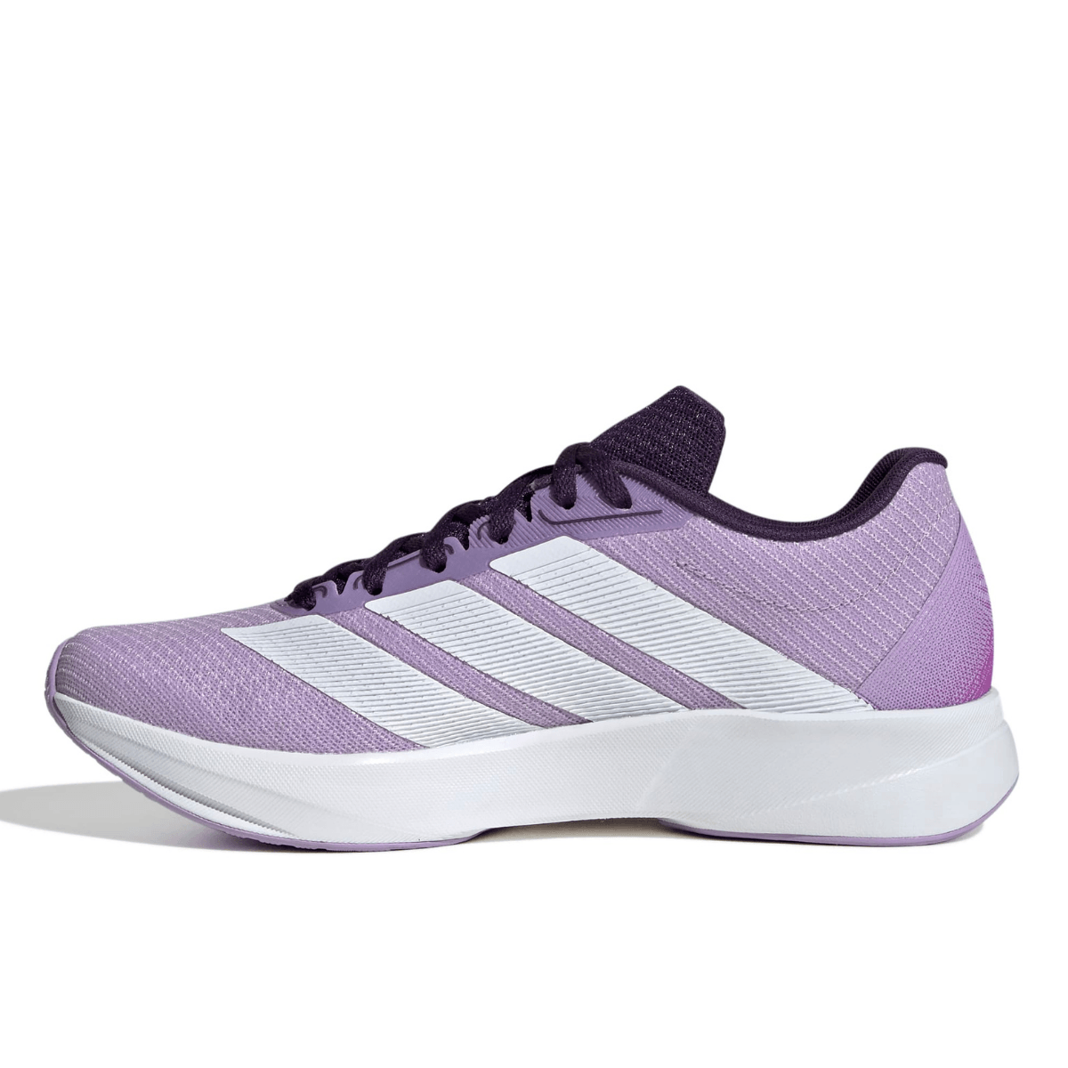 Zapatillas deportivas moradas para correr con rayas blancas y suela blanca, vista lateral.