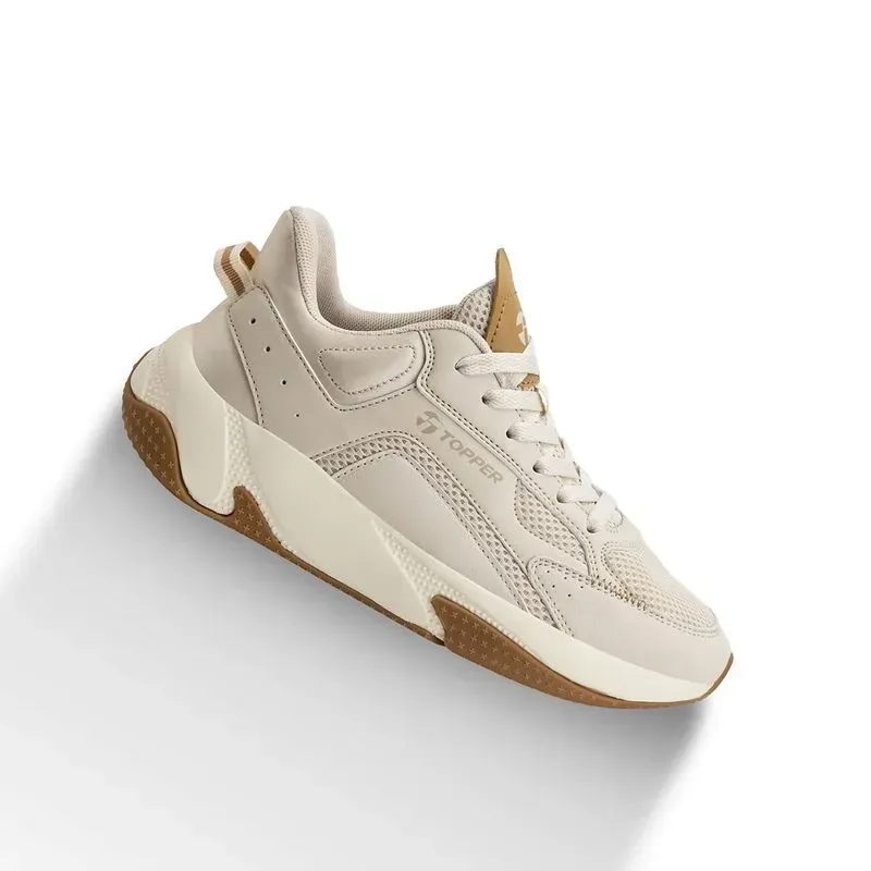 Zapatillas deportivas beige con detalles en blanco y tostado sobre fondo blanco.