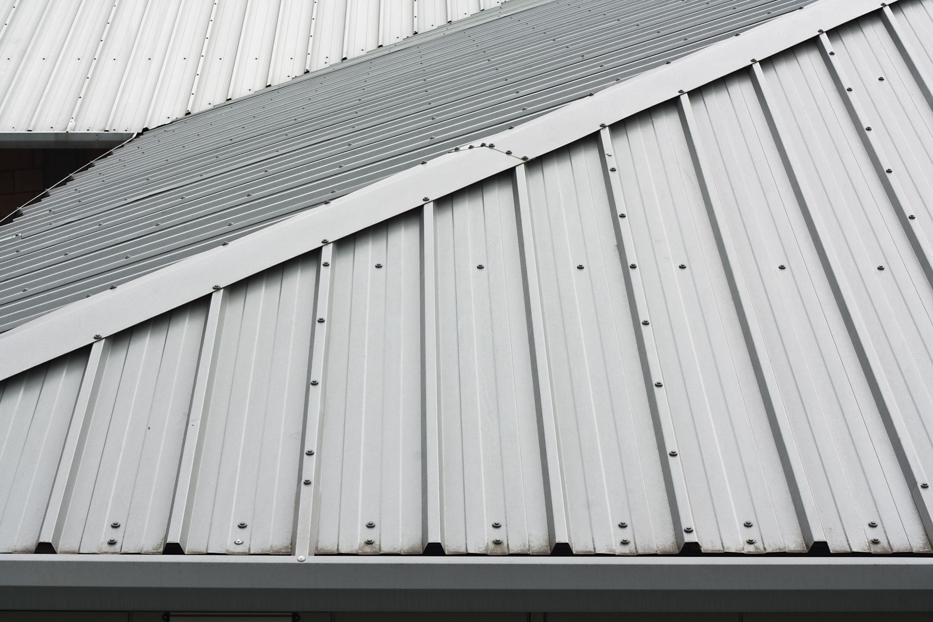 Metal roof with vertical panels and a flat section