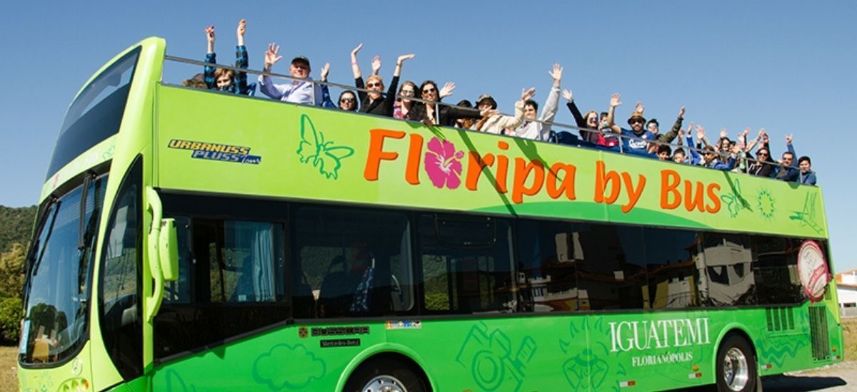 Um ônibus verde de dois andares que diz florida de ônibus