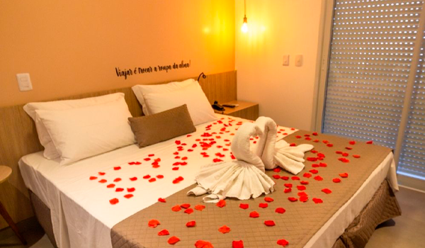 foto do quarto duplo com sacada