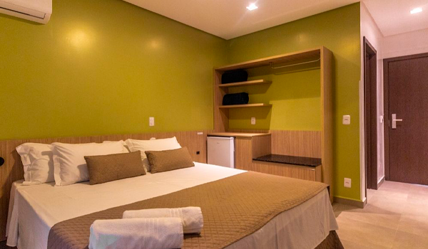 foto do quarto duplo com sacada