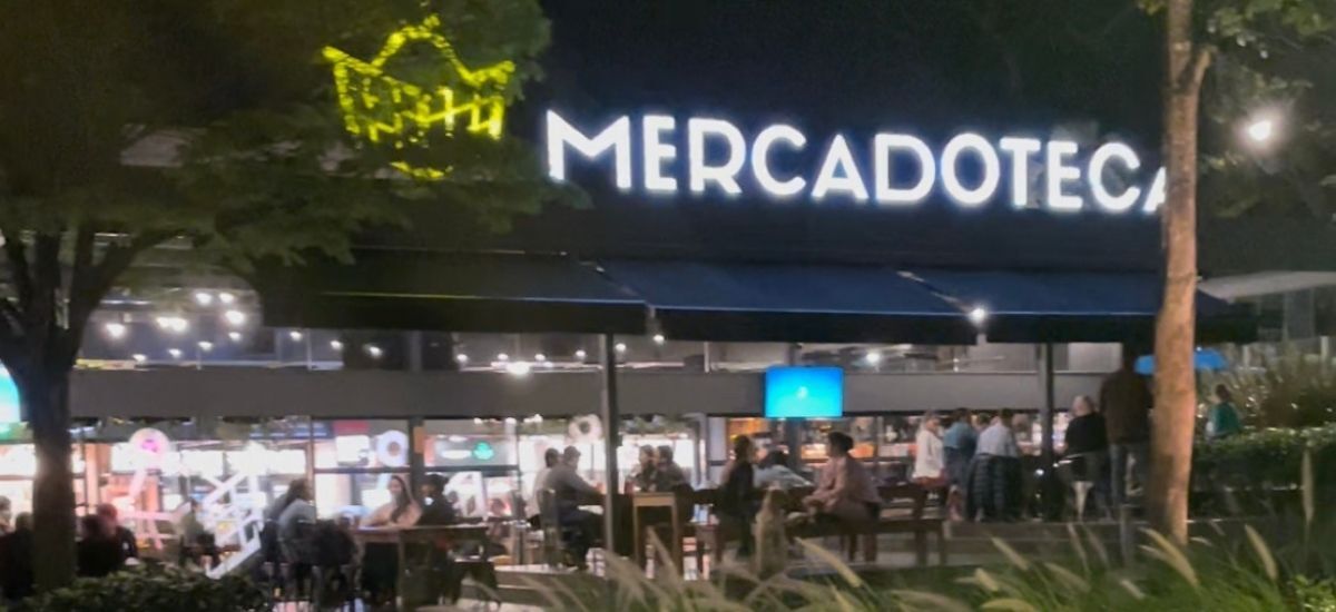 Uma placa do mercadotec fica acesa à noite.