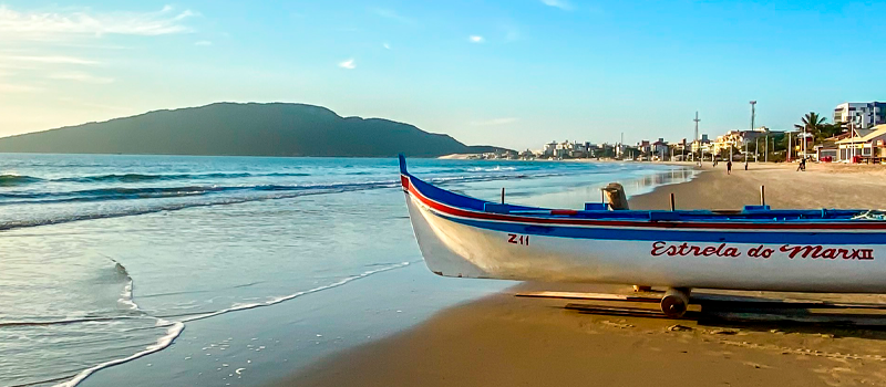 Barco na beira mar