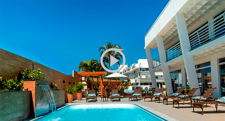 Uma grande piscina cercada por cadeiras e guarda-sóis com um botão play no meio.