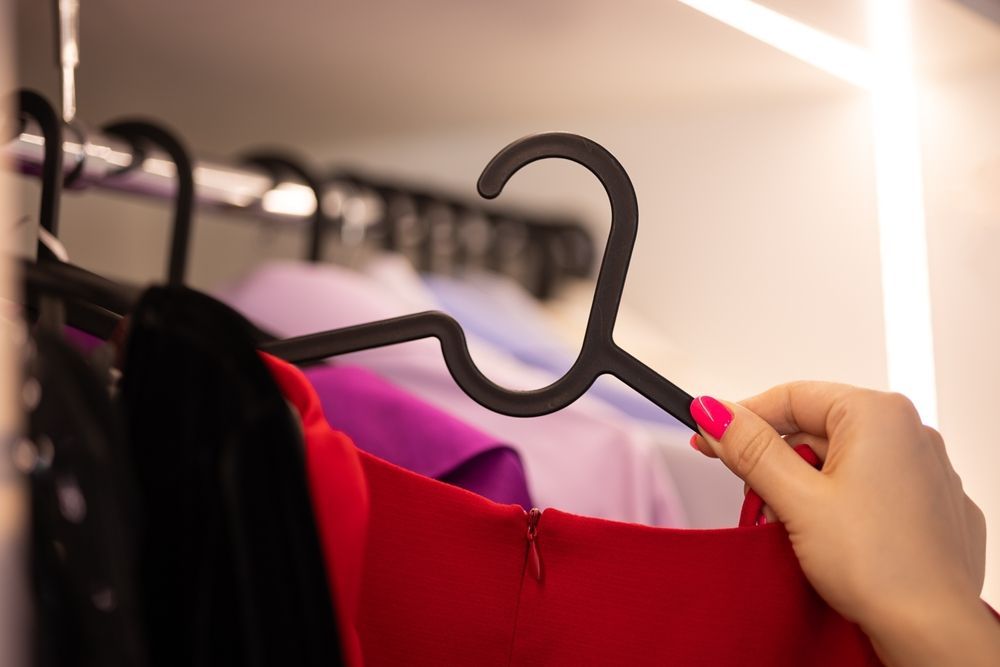 Closet decluttering tips