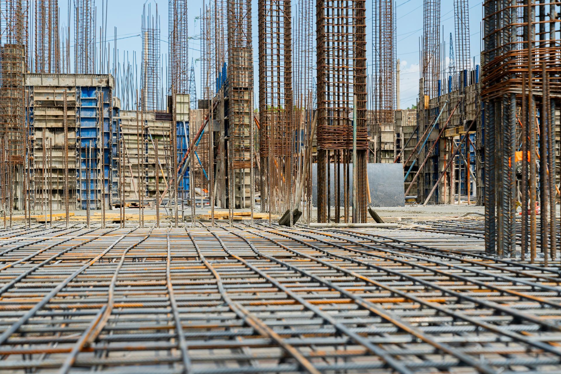 A construction site with a lot of steel bars and scaffolding.