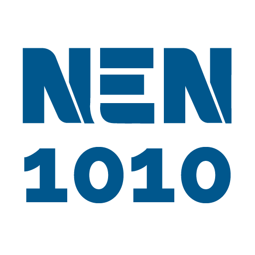 Blauwe tekst "NEN 1010" op een witte achtergrond. "NEN" heeft twee horizontale lijnen aan de binnenkant.
