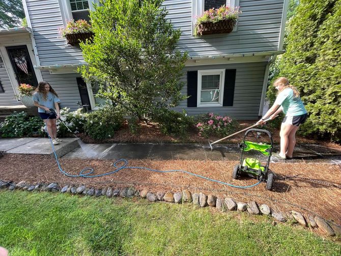 D6 Cleaning family team in front of a freshly cleaned home