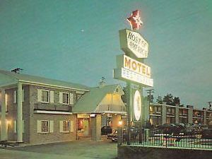 An outdoor picture of The Starlight Motor Inn in the evening