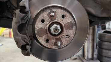 a picture of brake pads and rotor