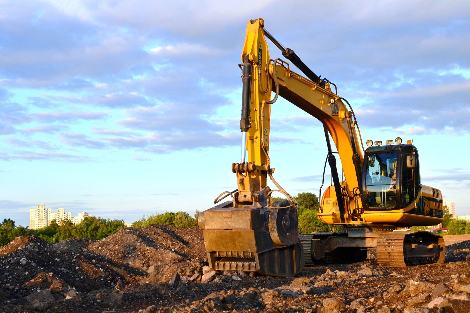 Excavator with crusher bucket | Birch Run, MI | Duane Jones Excavating
