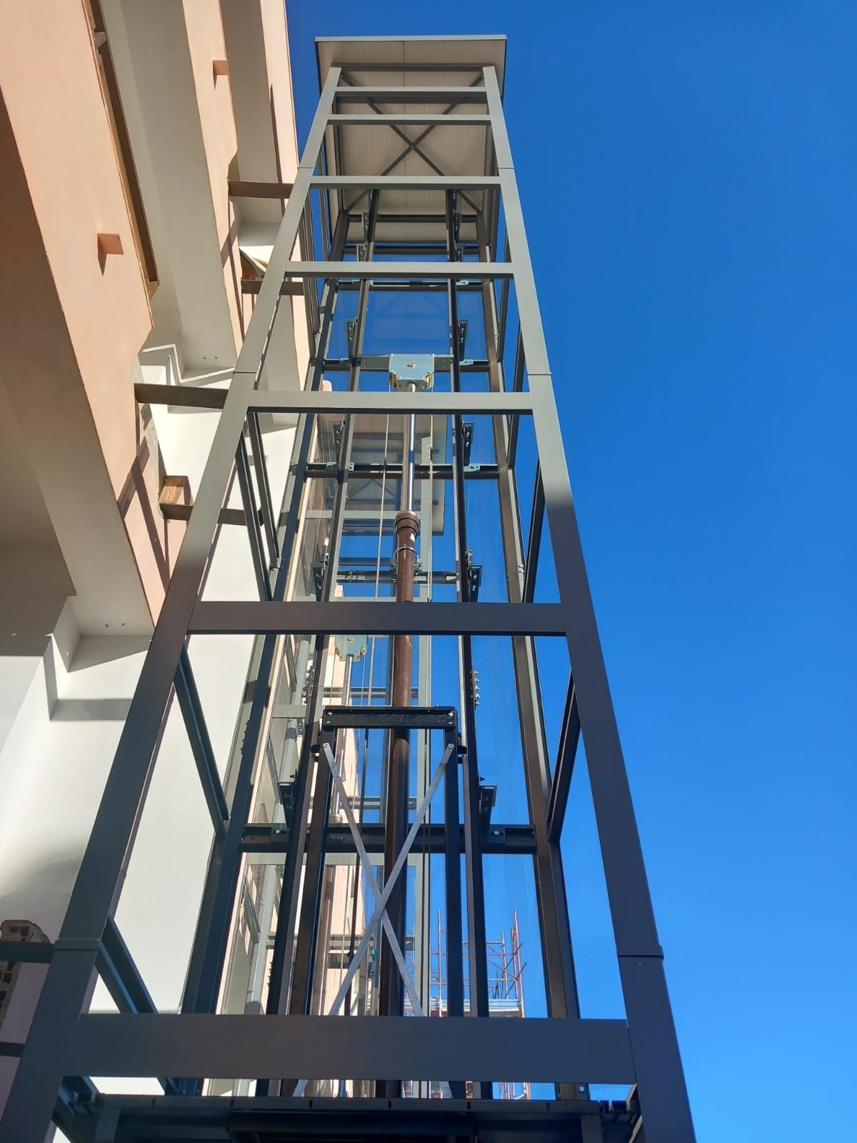Ascensori oleodinamici con castelletto