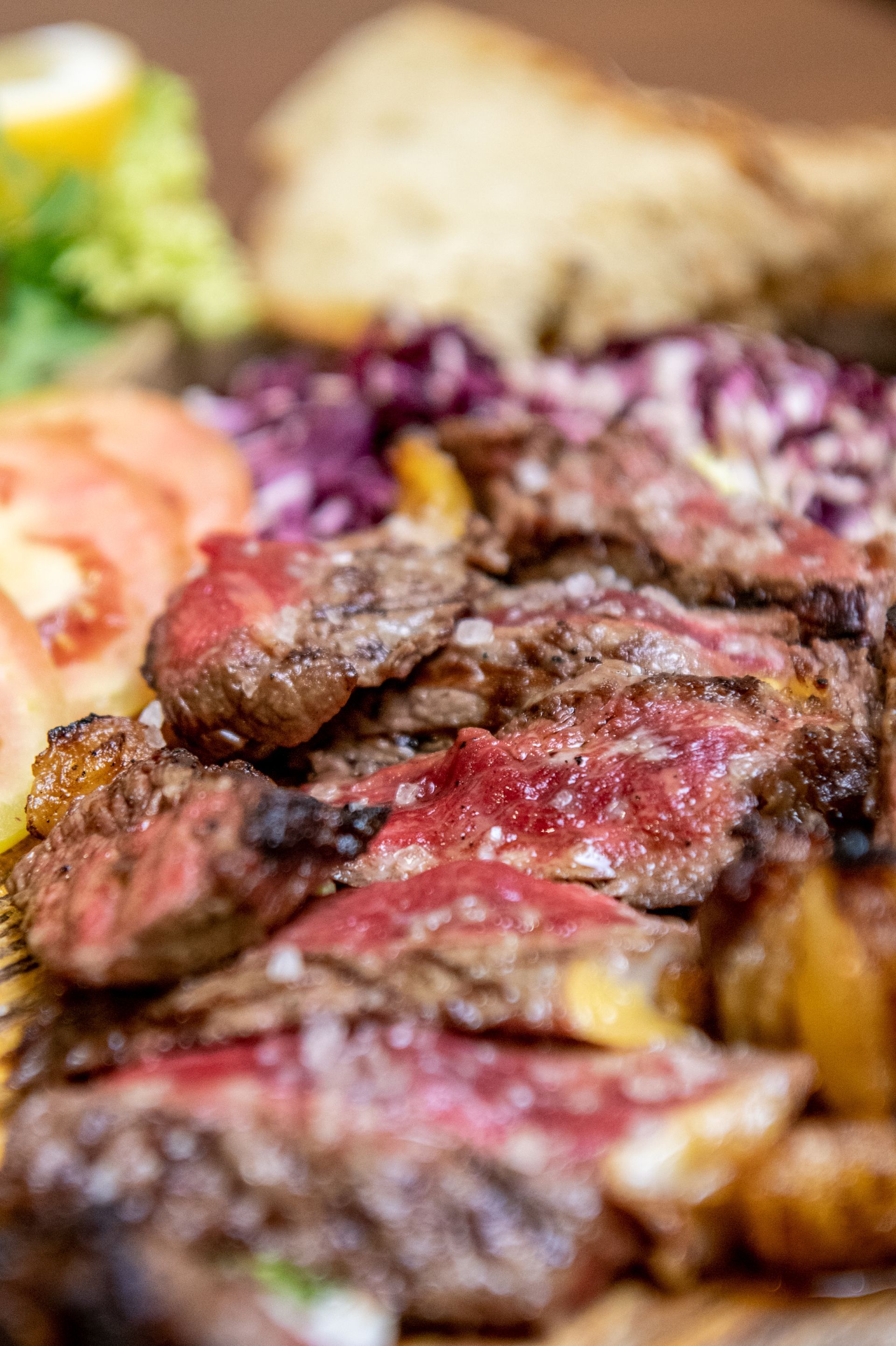 Bistecca alla griglia con verdure e pane su un piatto
