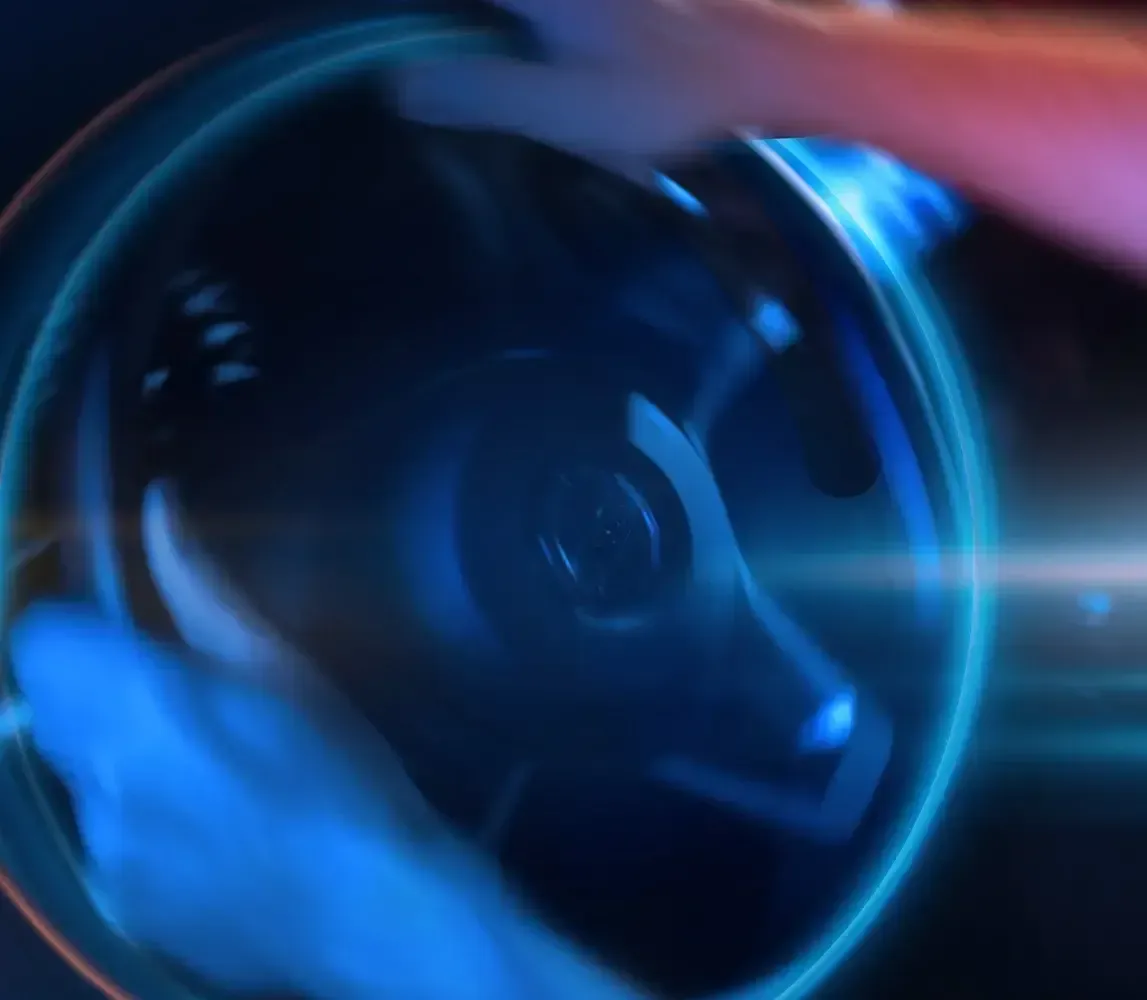 Primer plano de un volante de coche azul brillante con desenfoque de movimiento y estelas de luz.