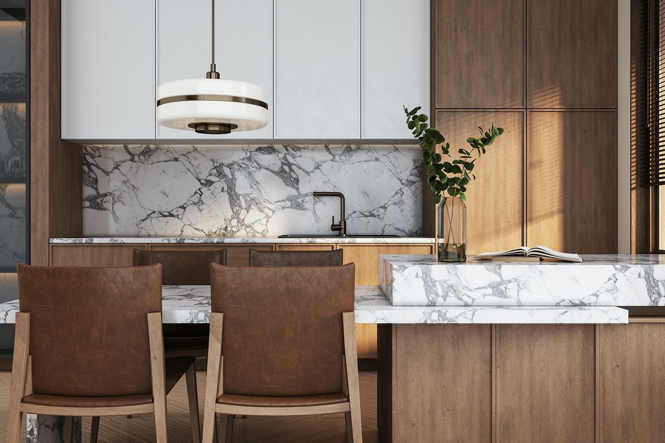 Cucina moderna con isola in marmo, mobili in legno, lampada a sospensione e due sedie marroni.