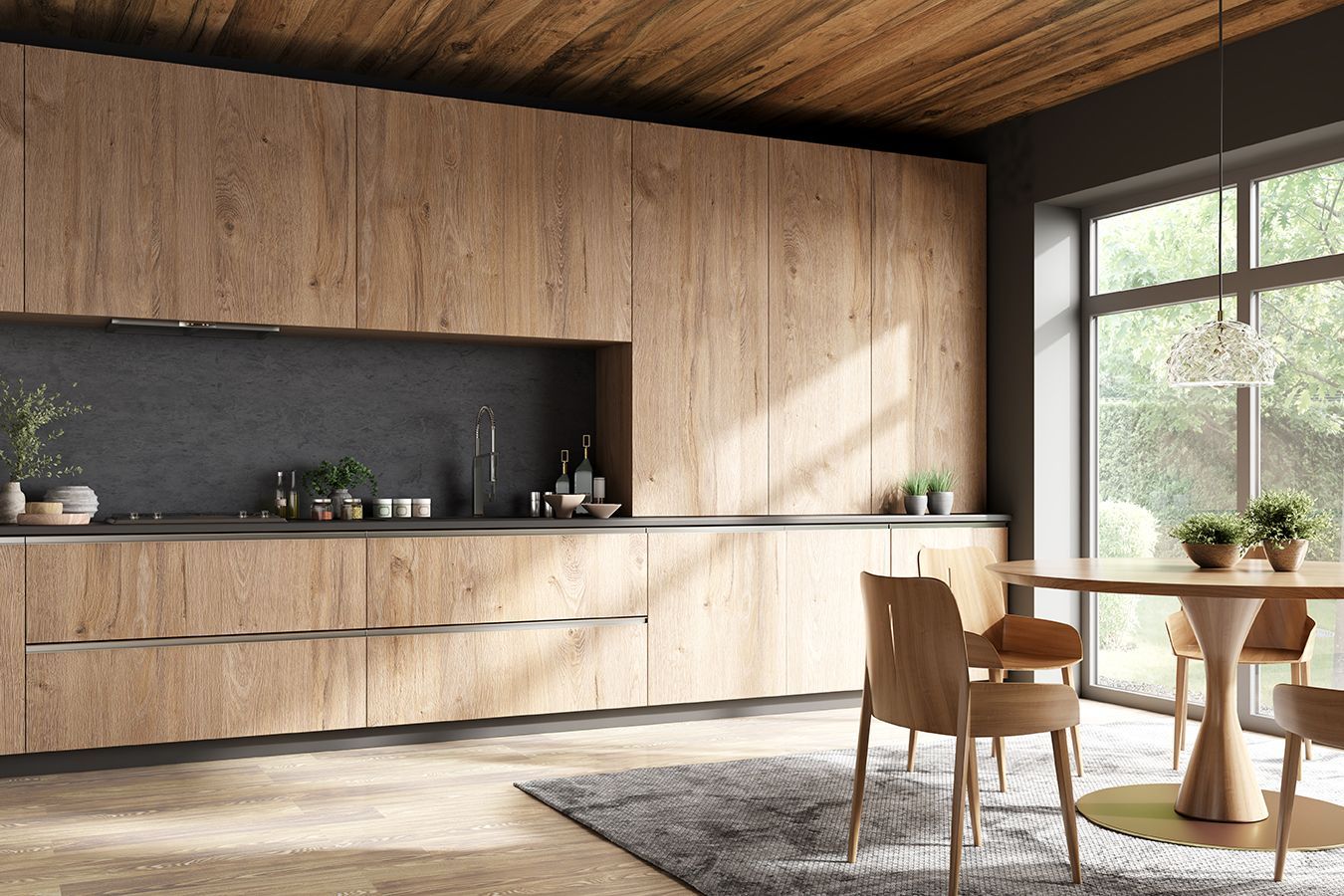 Sala da pranzo moderna e minimalista con mobili in legno, parete d'accento nera e luce naturale proveniente da una finestra.