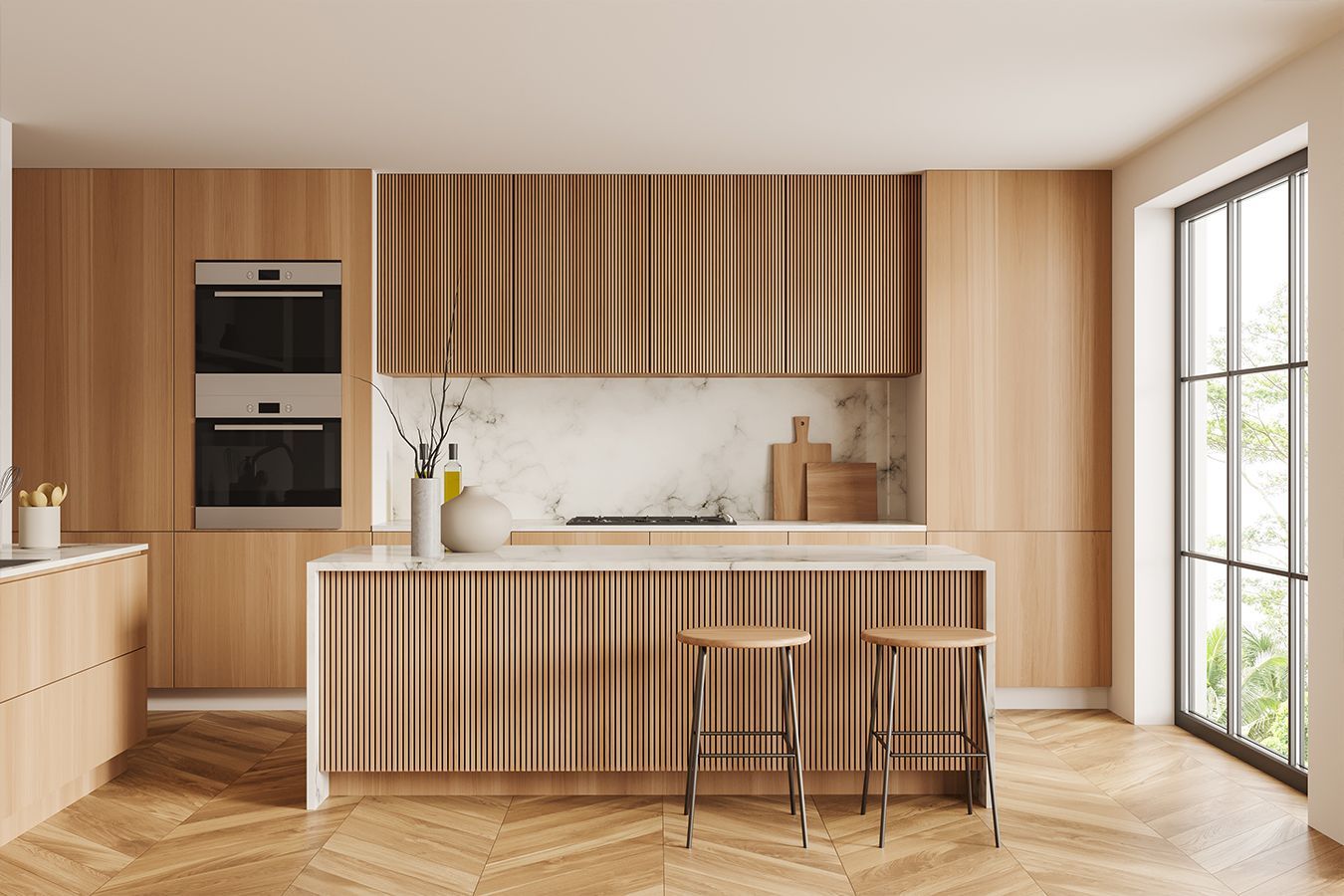 Cucina moderna e minimalista con mobili a doghe di legno, isola centrale, sgabelli e un'ampia porta a vetri.