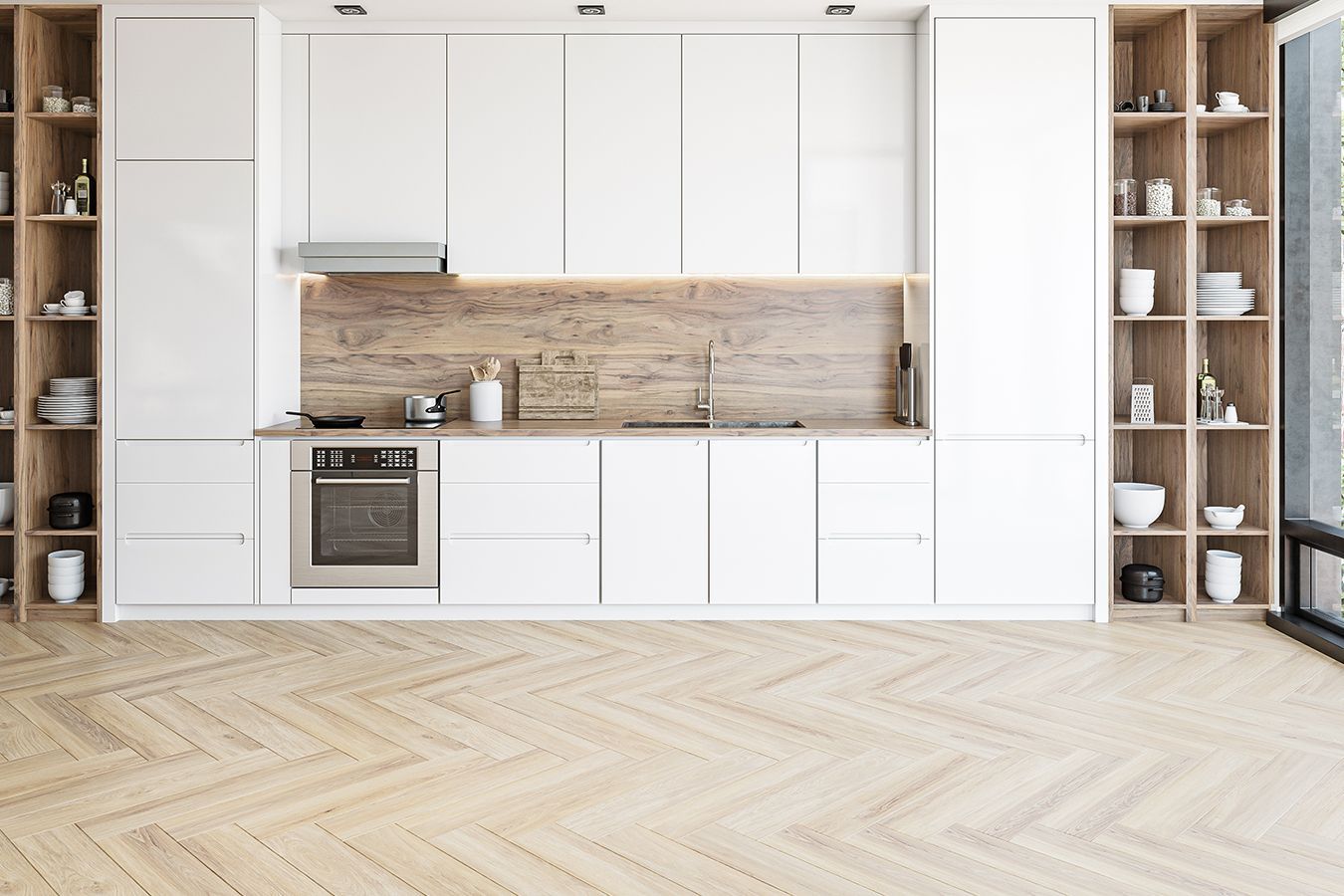 Cucina moderna e minimalista con mobili bianchi, mensole in legno, forno in acciaio inox e pavimento in legno a spina di pesce.