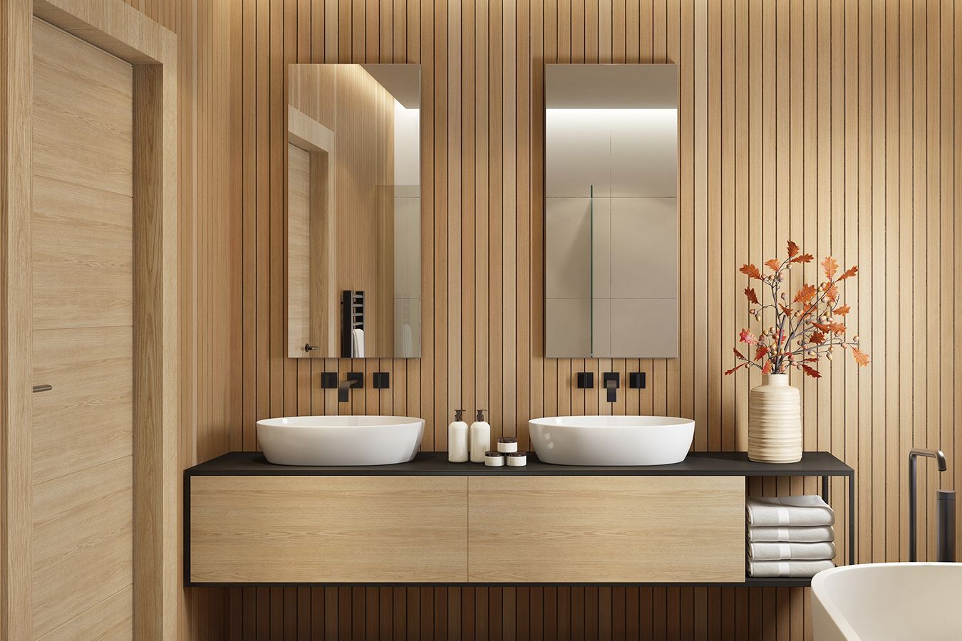 Mobile bagno moderno in legno con due lavabi, specchi alti e un vaso di fiori arancioni.