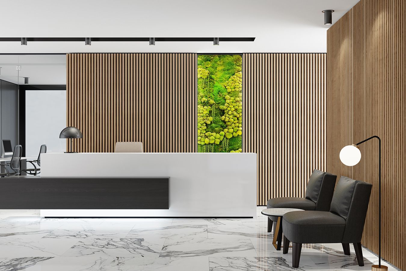 Moderna hall d'ingresso per uffici con bancone reception bianco, pareti a doghe di legno, sedie scure e pavimento in marmo.