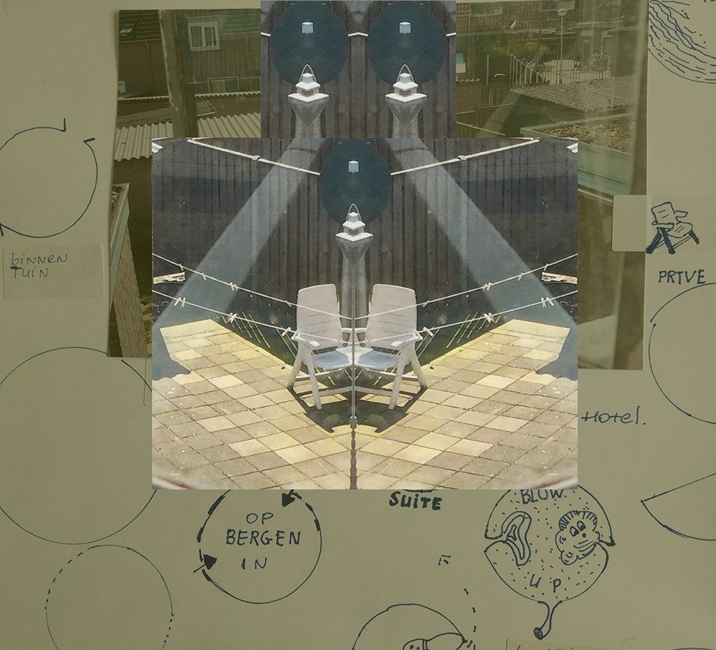 Stoelen met spiegels in een schemerige kamer, weerspiegeld in een centrale fotocollage met schetsen eromheen.