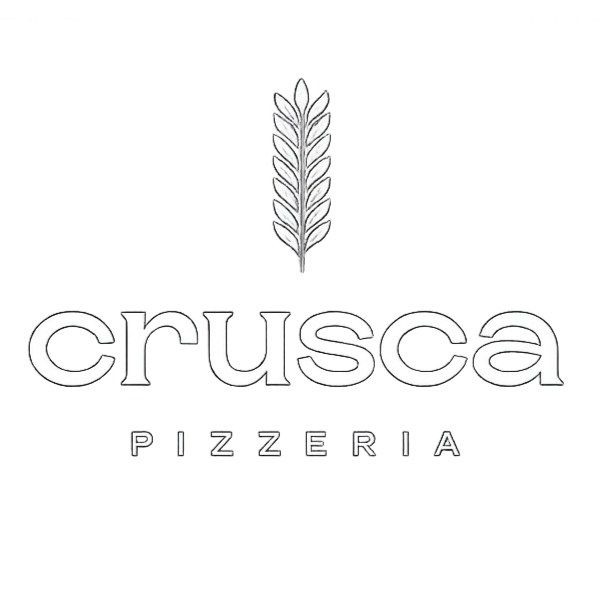 Logo di Crusca Pizzeria in oro su sfondo rosso tenue con una spiga di grano sopra il testo.