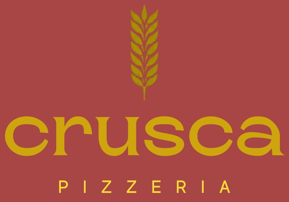 Logo di Crusca Pizzeria in oro su sfondo rosso tenue con una spiga di grano sopra il testo.