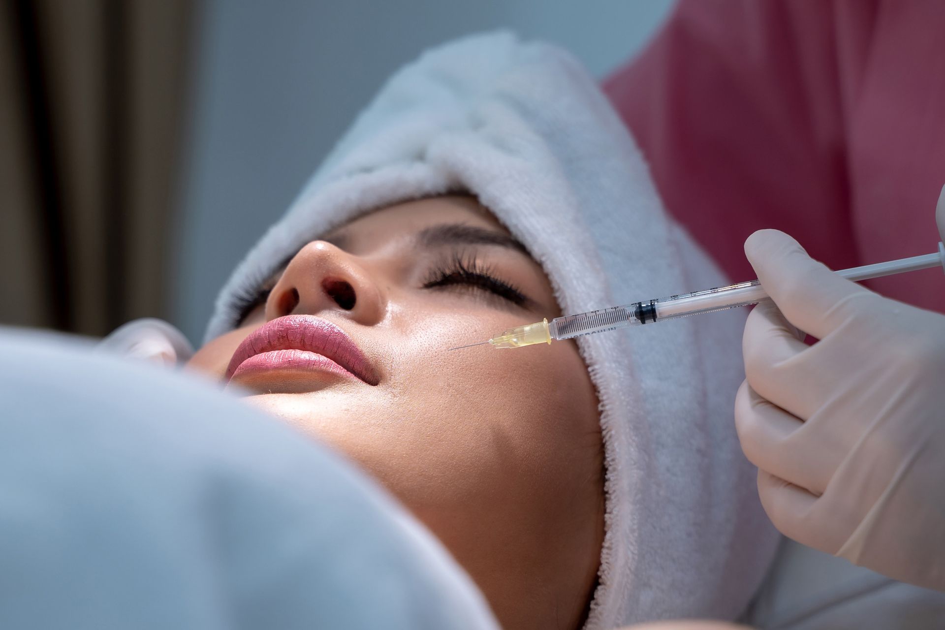 An expert at Ponte Vedra Vein & Aesthetics administering Botox in Jacksonville, FL, to a woman to reduce facial lines.
