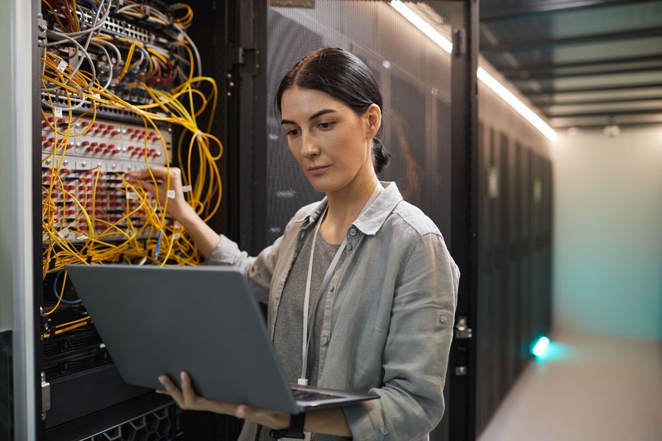 Glasfasertechniker im Telekommunikationsbereich 