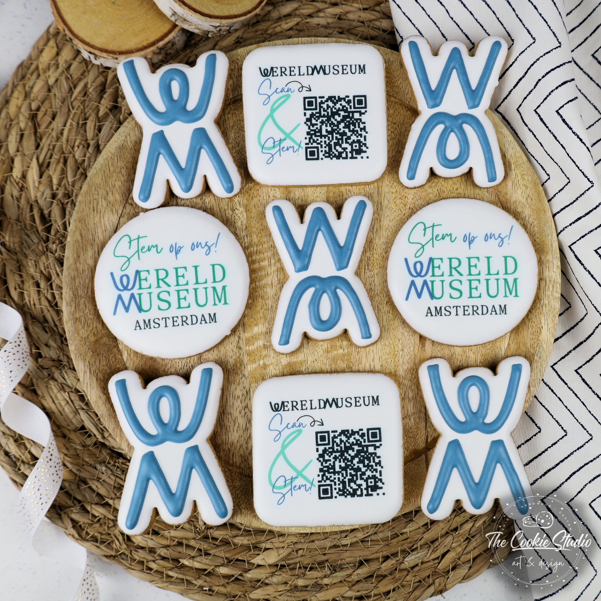 Koekjes versierd met blauw-witte glazuur, met logo's en QR-codes van het Wereld Museum Amsterdam.