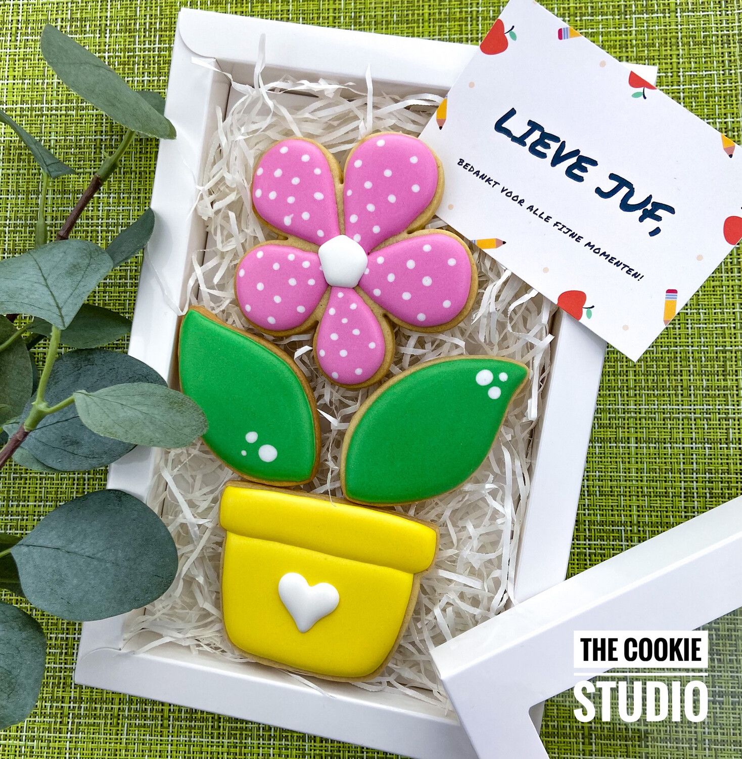 Bloemvormige koekjes in een geschenkdoos met een kaartje waarop
