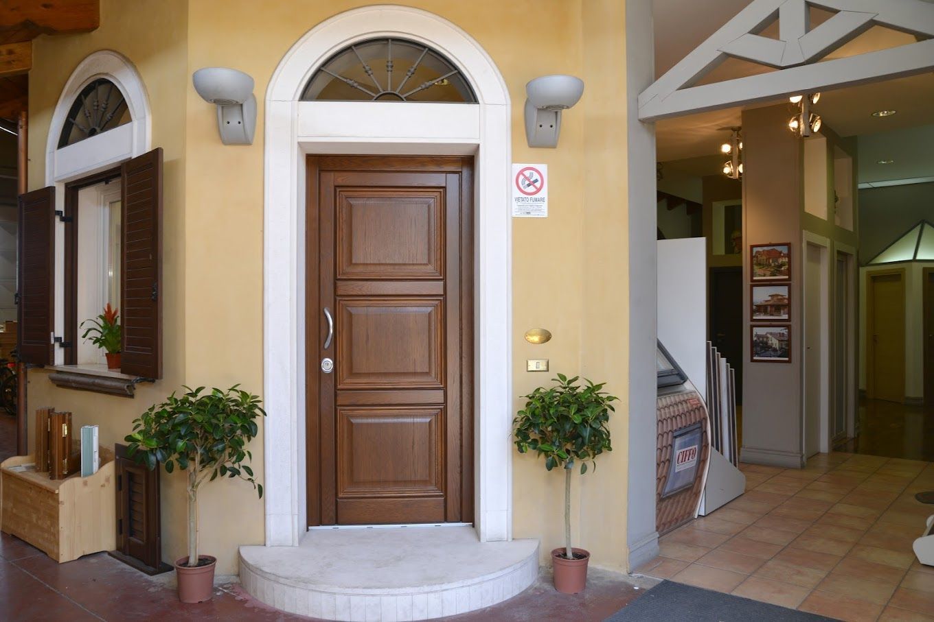 Una porta in legno