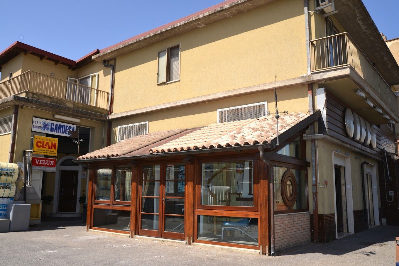 Un edificio con un cartello che dice "caffe".