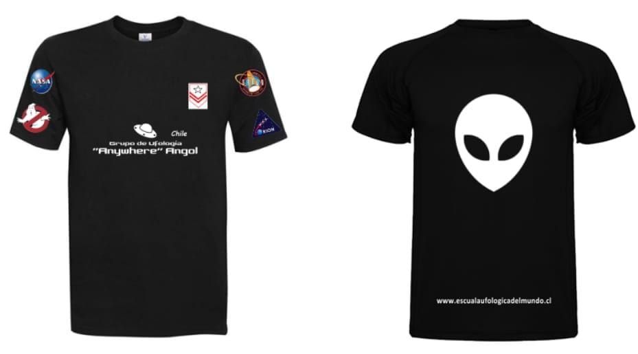 Camiseta negra mostrada por delante y por detrás, con gráficos de extraterrestres y del espacio.