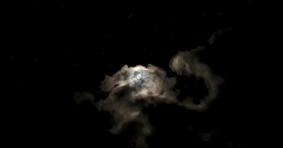Cielo oscuro con una nube brillante iluminada en el centro