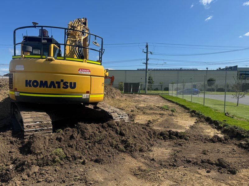 A bobcat t190 is sitting in front of a white building