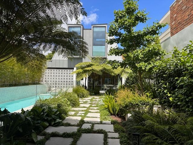 A garden with a fountain in the middle of it